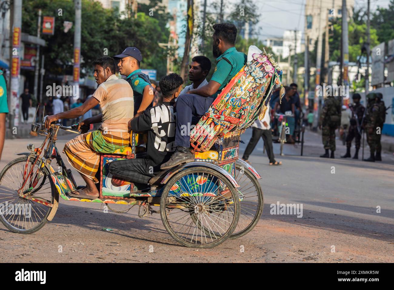 Dhaka, Bangladesh. 21 juillet 2024. Police du Bangladesh vue assise sur le pousse-pousse d'un résident pendant un couvre-feu national le gouvernement du Bangladesh a décrété un couvre-feu dans tout le pays pour une durée indéterminée et a déployé une armée pour aider l'administration civile. (Photo de Sazzad Hossain/SOPA images/SIPA USA) crédit : SIPA USA/Alamy Live News Banque D'Images