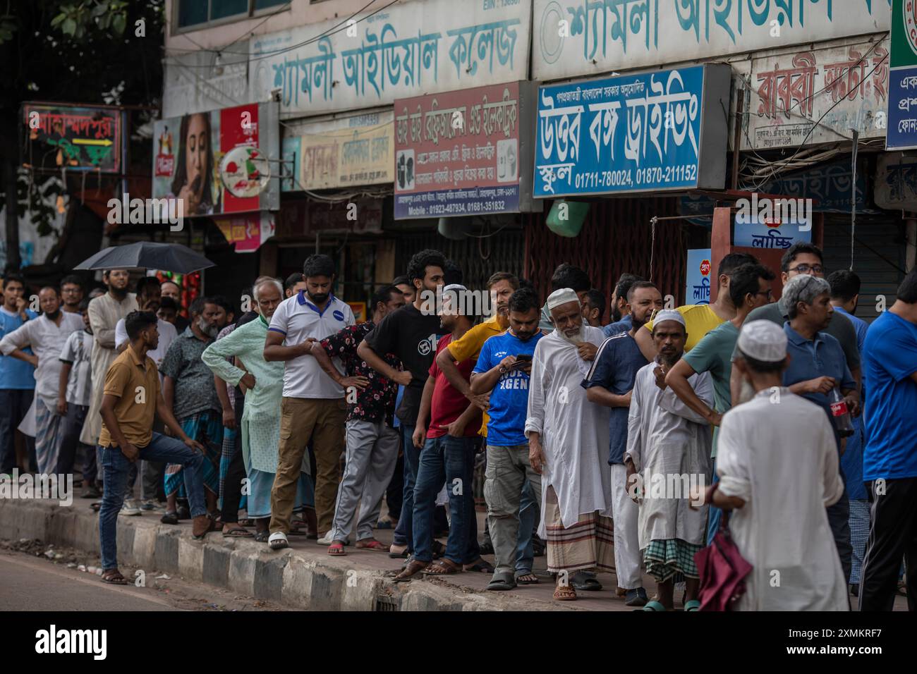 Dhaka, Bangladesh. 21 juillet 2024. Les résidents se tiennent dans une file d'attente pour recevoir un crédit sur leur compteur électrique résidentiel prépayé respectif comme couvre-feu national d'installation en ligne. Le gouvernement du Bangladesh a décrété un couvre-feu dans tout le pays pour une durée indéterminée et a déployé une armée pour aider l'administration civile. (Crédit image : © Sazzad Hossain/SOPA images via ZUMA Press Wire) USAGE ÉDITORIAL SEULEMENT! Non destiné à UN USAGE commercial ! Banque D'Images