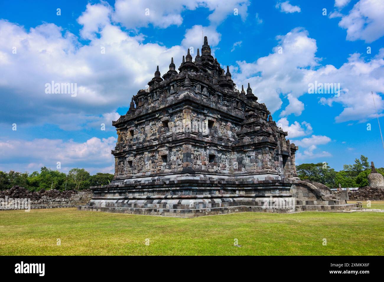 Temple Plaosan situé à Yogyakarta, sous le ciel bleu clair et propre Banque D'Images