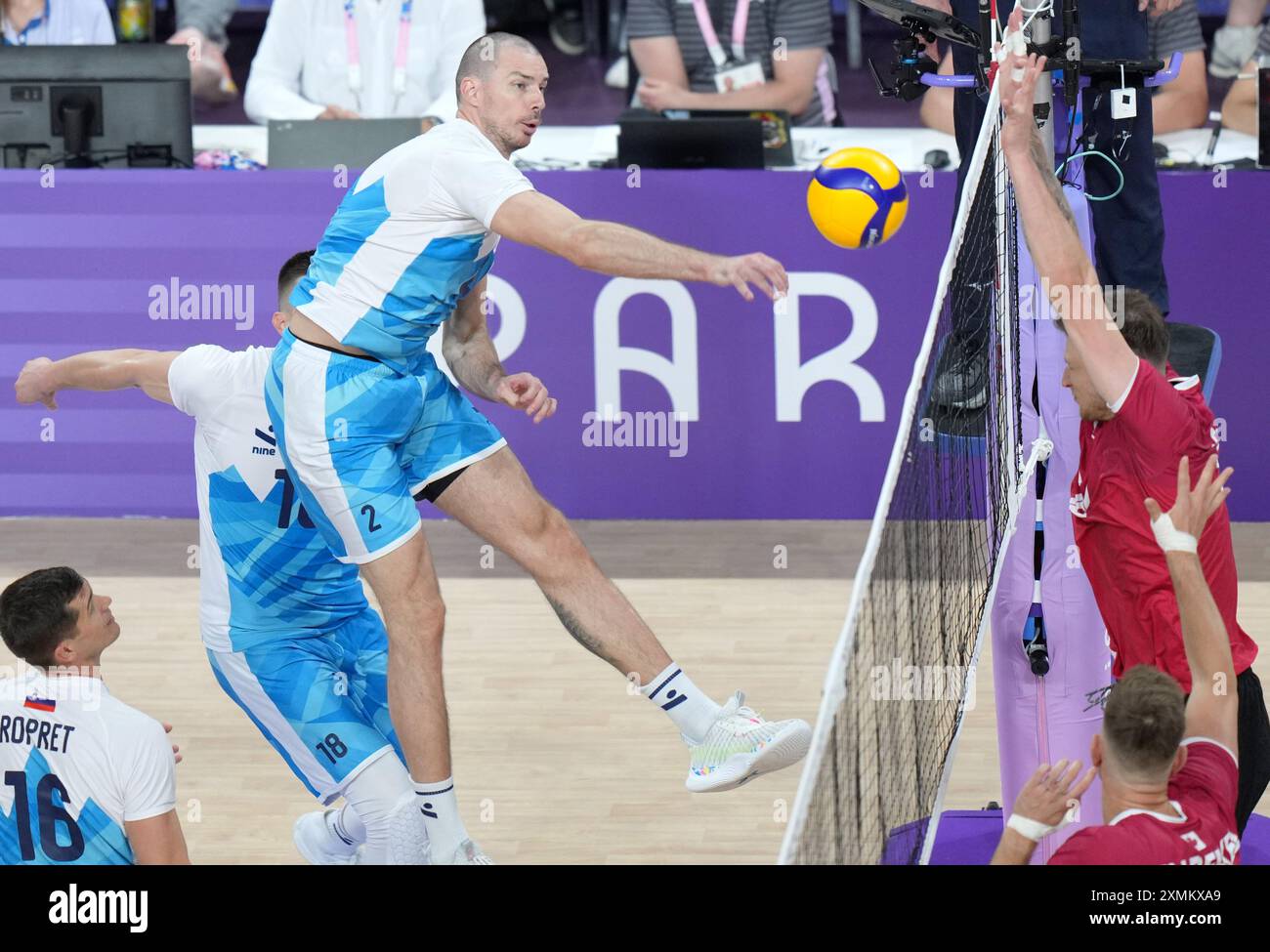 Paris, France. 28 juillet 2024. Alen Pajenk (en tête), de Slovénie, a marqué le ballon dans la poule de la ronde préliminaire masculine, Un match de volleyball entre la Slovénie et le Canada aux Jeux olympiques de Paris 2024, à Paris, en France, le 28 juillet 2024. Crédit : Li Gang/Xinhua/Alamy Live News Banque D'Images