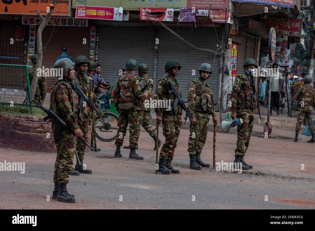 Dhaka, Bangladesh. 21 juillet 2024. Les soldats des forces militaires bangladaises, les gardes-frontières du Bangladesh (BGB) et la police du Bangladesh restent en alerte dans la région de Mohammadpur pendant un couvre-feu national. Le gouvernement du Bangladesh a décrété un couvre-feu dans tout le pays pour une durée indéterminée et a déployé une armée pour aider l'administration civile. (Crédit image : © Sazzad Hossain/SOPA images via ZUMA Press Wire) USAGE ÉDITORIAL SEULEMENT! Non destiné à UN USAGE commercial ! Banque D'Images