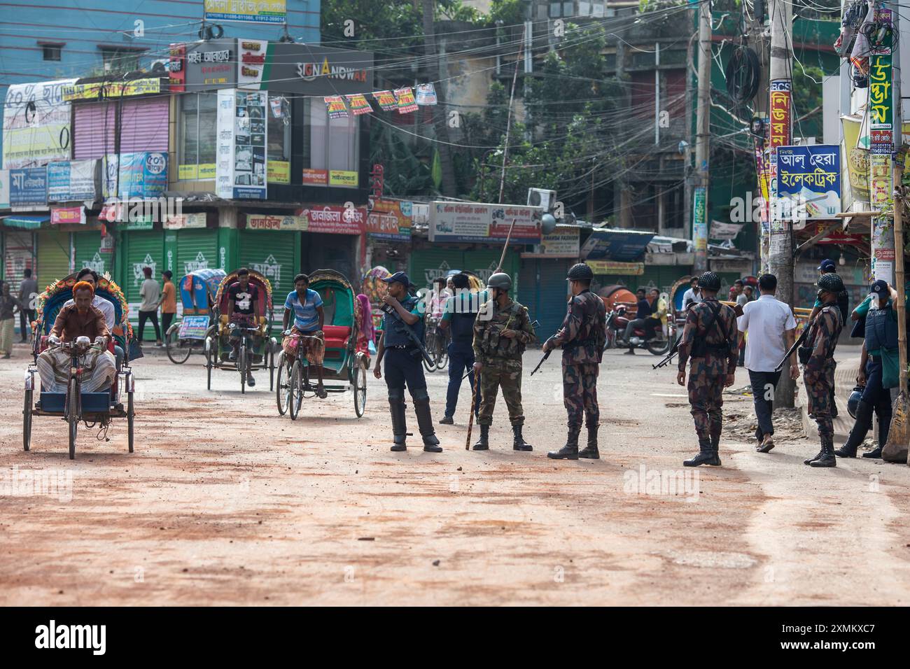 Dhaka, Bangladesh. 21 juillet 2024. Des soldats des forces militaires bangladaises, des gardes-frontières du Bangladesh (BGB) et des policiers bangladais patrouillent dans la zone de Mohammadpur pendant un couvre-feu national. Le gouvernement du Bangladesh a décrété un couvre-feu dans tout le pays pour une durée indéterminée et a déployé une armée pour aider l'administration civile. (Crédit image : © Sazzad Hossain/SOPA images via ZUMA Press Wire) USAGE ÉDITORIAL SEULEMENT! Non destiné à UN USAGE commercial ! Banque D'Images