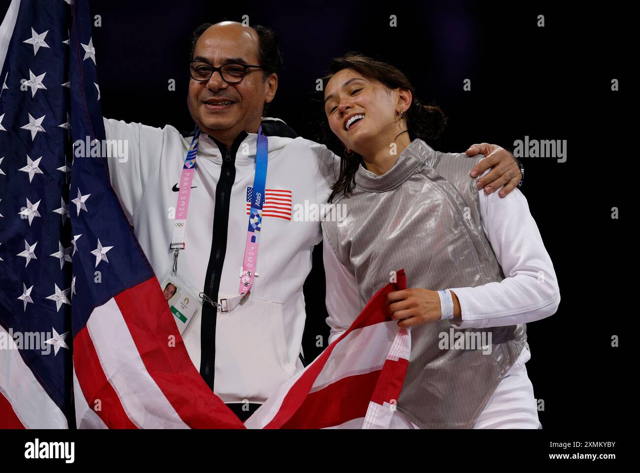 Paris, France. 28 juillet 2024. Lee Kiefer (à droite) des États-Unis célèbre avec l'entraîneur Amgad Khazbak après le combat d'escrime de la médaille d'or individuelle du film féminin contre sa coéquipière Lauren Scruggs aux Jeux Olympiques de Paris 2024 à Paris, France, le 28 juillet 2024. Crédit : Fei Maohua/Xinhua/Alamy Live News Banque D'Images