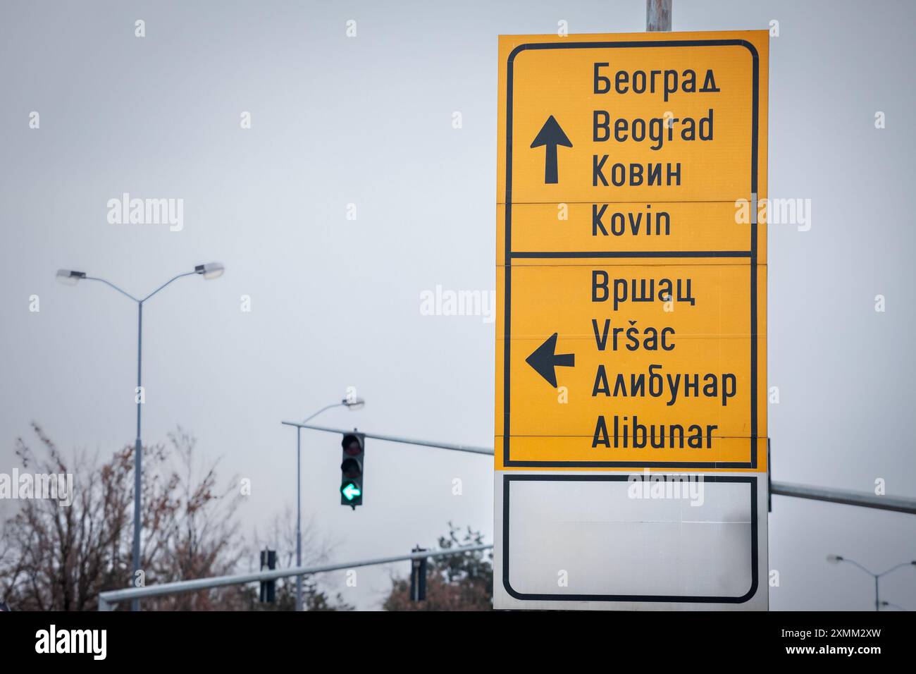 Cette photographie montre un panneau routier serbe indiquant diverses destinations telles que Beograd, Kovin, Vrsac et Alibunar. Le signe est présenté en bot Banque D'Images