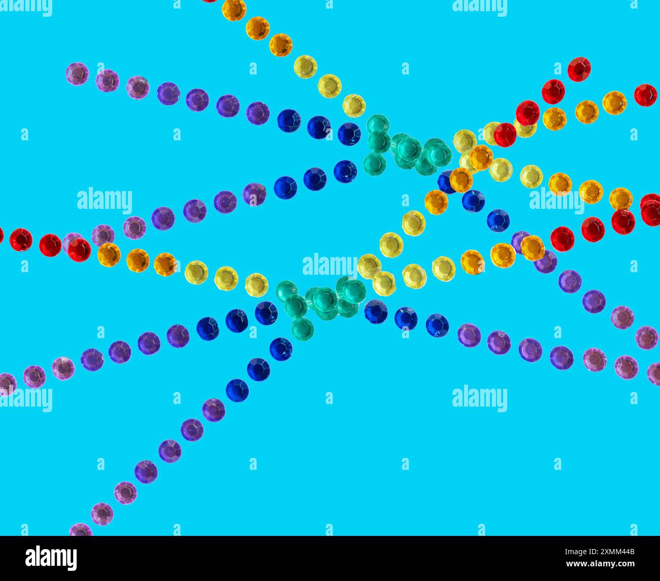 Conception aléatoire isolée de pierres précieuses de strass bijoux dans de longues rangées sillonnées dans de nombreuses directions. Les pierres sont toutes de couleurs néon & vont dans toutes les directions. Banque D'Images
