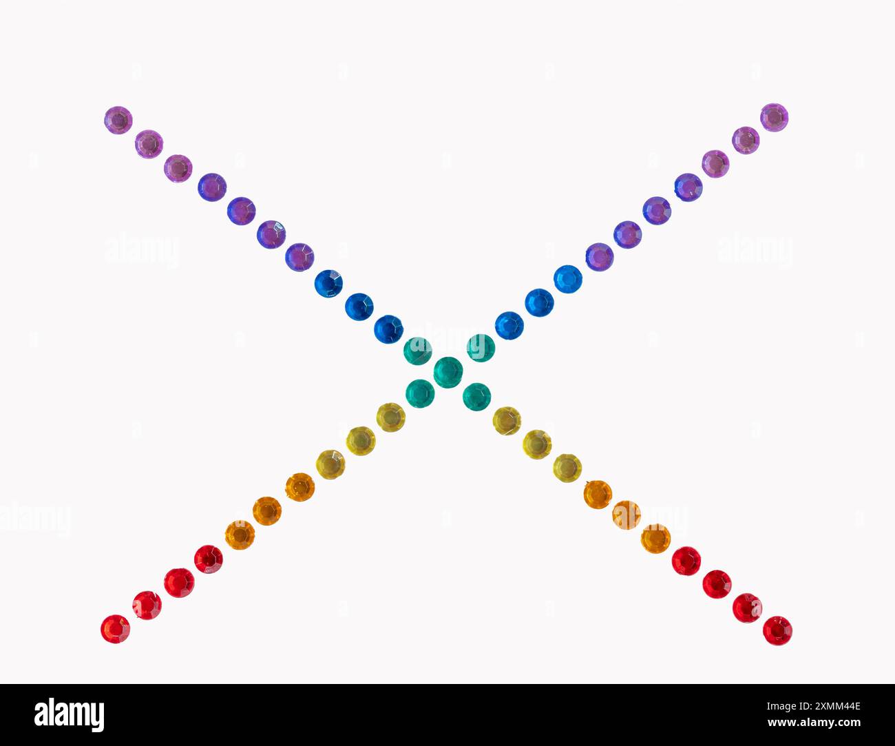 Des rangées entrecroisées de perles néon qui brillent font une forme de x. Les couleurs varient et font un design isolé fantaisiste lumineux. Les joyaux brillent dans la lumière. Banque D'Images