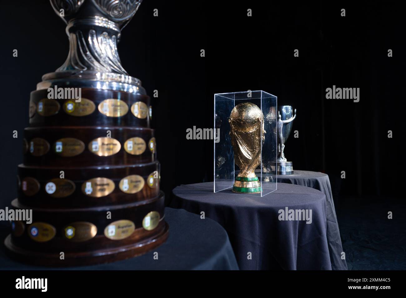 Trophée Jules Rimet de la Coupe du monde de la FIFA Qatar 2022, trophée CONMEBOL Copa America 2021 et trophée Finalissima (CONMEBOL - UEFA) remportés par l'Argentine. Banque D'Images