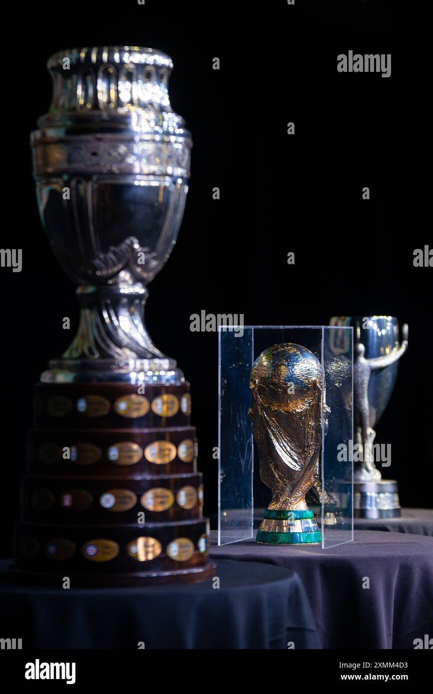 Trophée Jules Rimet de la Coupe du monde de la FIFA Qatar 2022, trophée CONMEBOL Copa America 2021 et trophée Finalissima (CONMEBOL - UEFA) remportés par l'Argentine. Banque D'Images