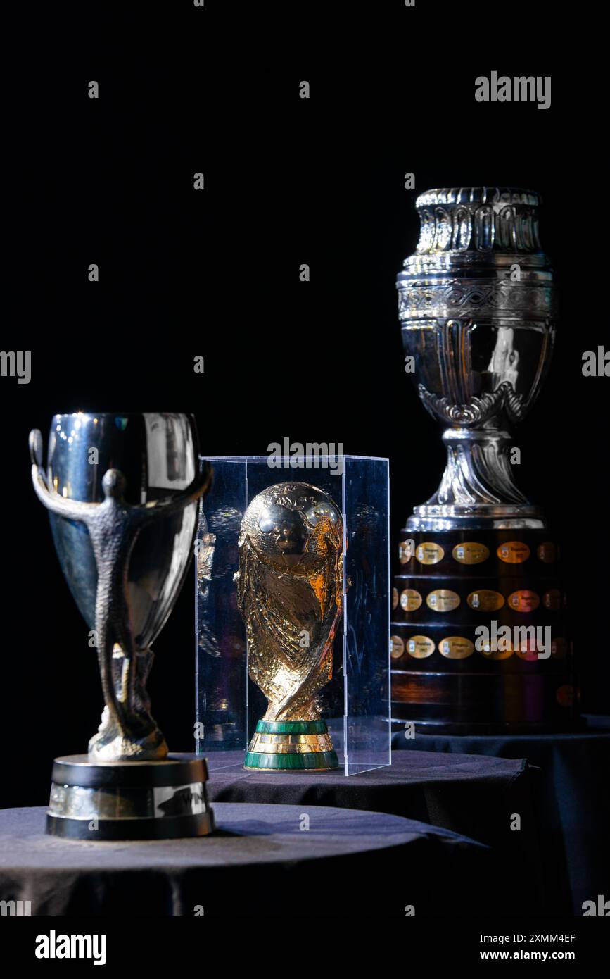 Trophée de la Coupe du monde de la FIFA Qatar 2022, trophée CONMEBOL Copa America 2021 et trophée Finalissima (CONMEBOL - UEFA) remportés par l'Argentine. Banque D'Images