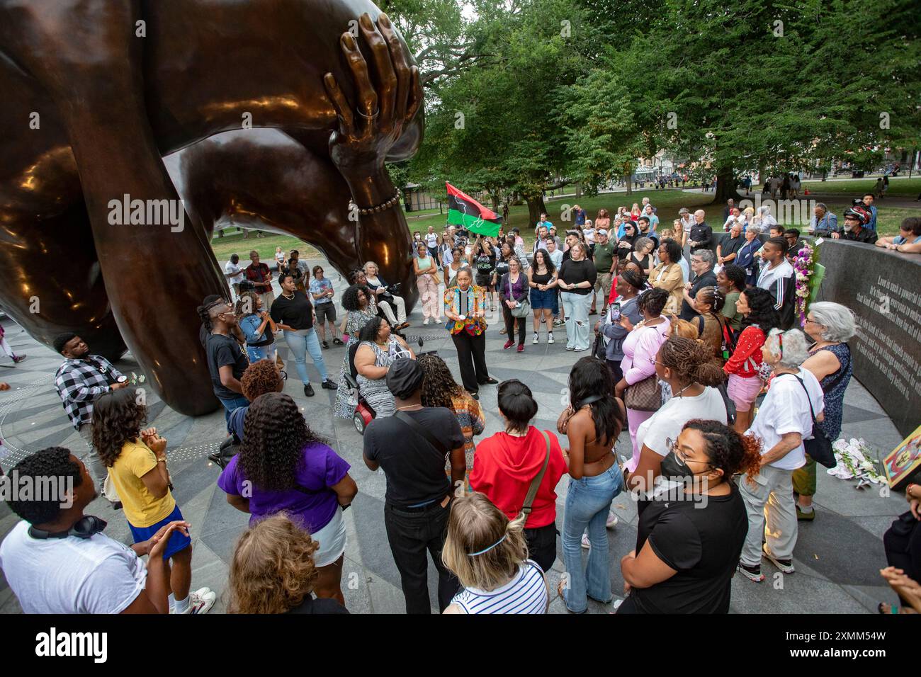 28 juillet 2024, Boston Common, Boston, Massachusetts, États-Unis : les foules se rassemblent pour une veillée aux bougies pour Sonya Massey à l'Embrace, l'œuvre commémore Martin Luther King Jr. et Coretta Scott King sur Boston Common. Sonya Massey était une femme noire âgée de 36 ans de aa mortellement abattue dans sa maison de l'Illinois par un adjoint du shérif maintenant congédié accusé de sa mort. L'événement à Boston est l'un des nombreux événements organisés à travers le pays en l'honneur de Masseys. Crédit : Keiko Hiromi/AFLO/Alamy Live News Banque D'Images