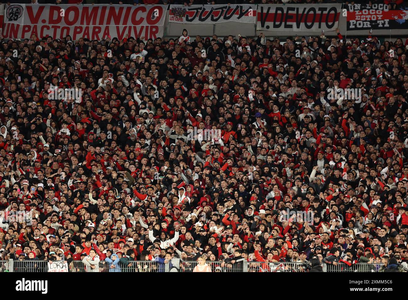 Les supporters de River plate encouragent leur équipe lors du match contre Sarmiento au stade El Monumental de Buenos Aires le 28 juillet 2024. Crédit : Alejandro Pagni/Alamy Live News Banque D'Images