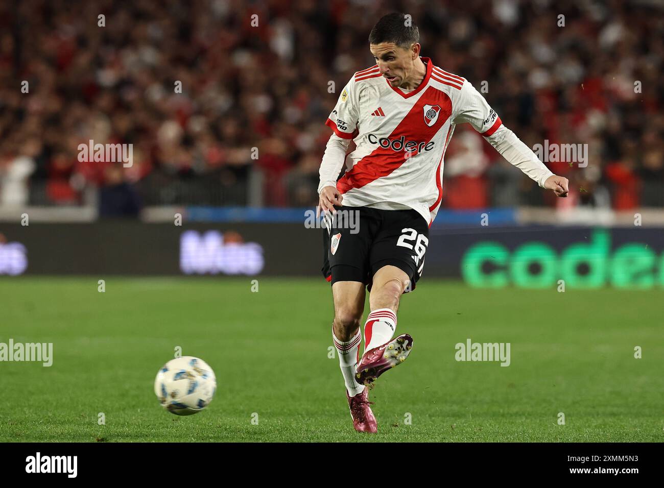 Le milieu de terrain de River plate Ignacio Fernandez tire sur le ballon lors du match entre River plate et Sarmiento au stade El Monumental de Buenos Aires le 28 juillet 2024 BUENOS AIRES ARGENTINA Copyright : xALEJANDROxPAGNIx Banque D'Images