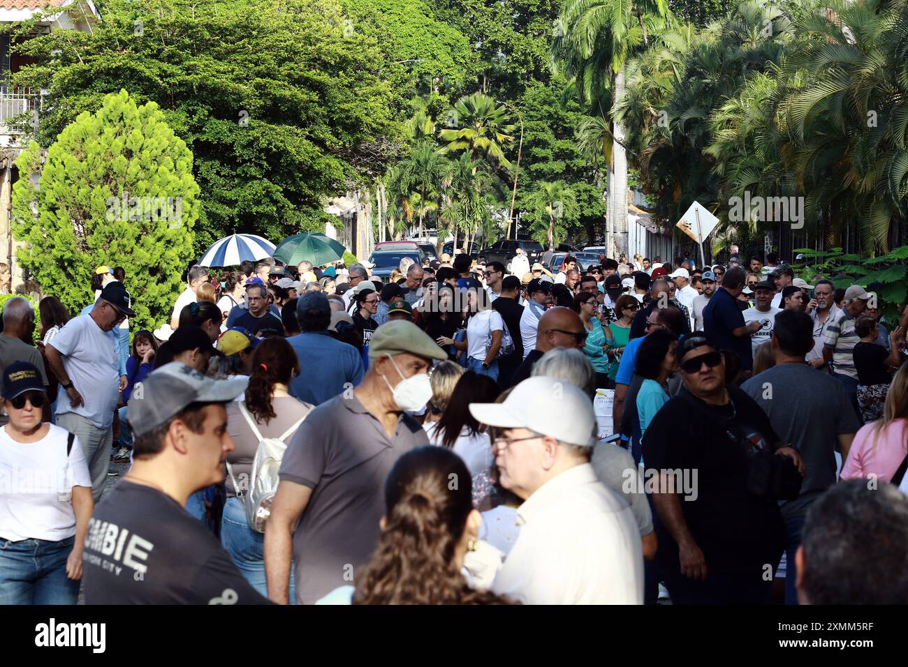 Valencia, Carabobo, Venezuela. 28 juillet 2024. 28 juillet 2024. Les électeurs restent dans leurs files d'attente pour exercer leur droit de vote aux élections présidentielles, dans la ville de Valence, dans l'État de Carabobo. Photo : Juan Carlos HernÃndez (crédit image : © Juan Carlos Hernandez/ZUMA Press Wire) USAGE ÉDITORIAL SEULEMENT! Non destiné à UN USAGE commercial ! Crédit : ZUMA Press, Inc/Alamy Live News Banque D'Images