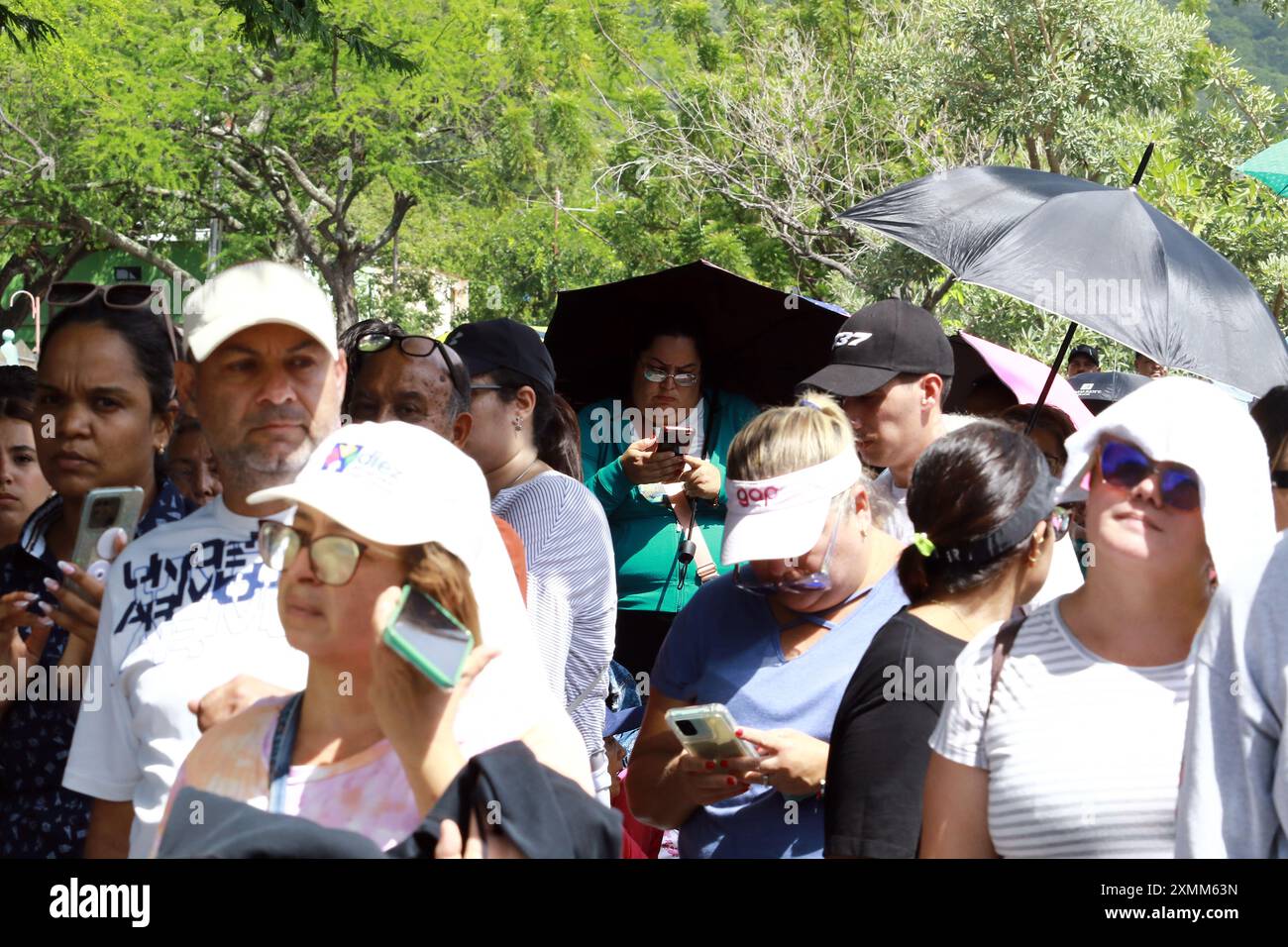 Valencia, Carabobo, Venezuela. 28 juillet 2024. 28 juillet 2024. Les électeurs restent dans leurs files d'attente pour exercer leur droit de vote aux élections présidentielles, dans la ville de Valence, dans l'État de Carabobo. Photo : Juan Carlos HernÃndez (crédit image : © Juan Carlos Hernandez/ZUMA Press Wire) USAGE ÉDITORIAL SEULEMENT! Non destiné à UN USAGE commercial ! Crédit : ZUMA Press, Inc/Alamy Live News Banque D'Images