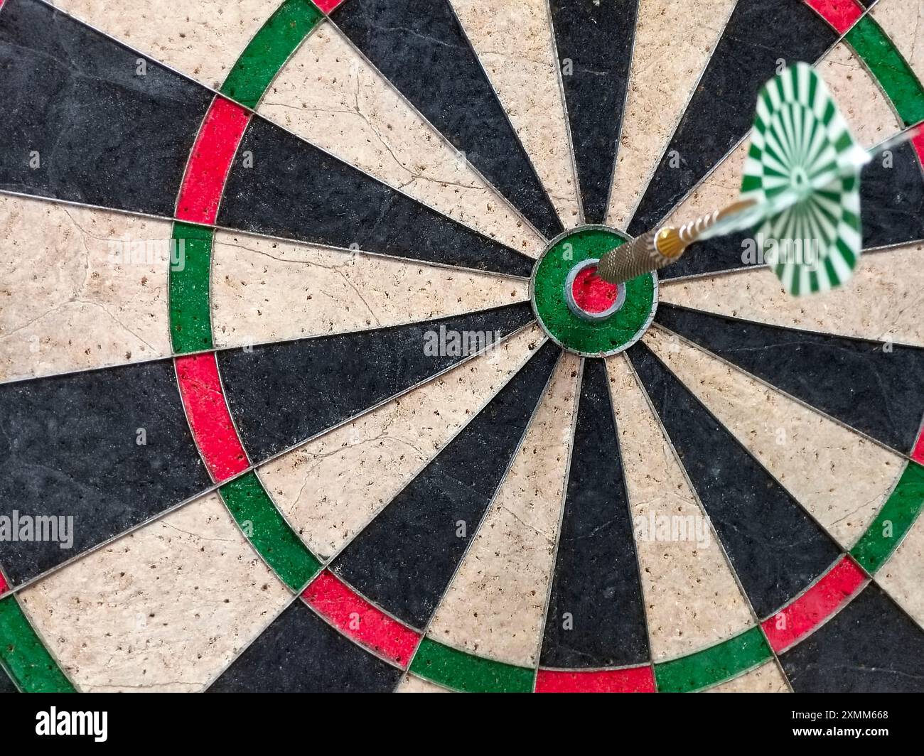 gros plan d'une fléchette sur un jeu de fléchettes Banque D'Images