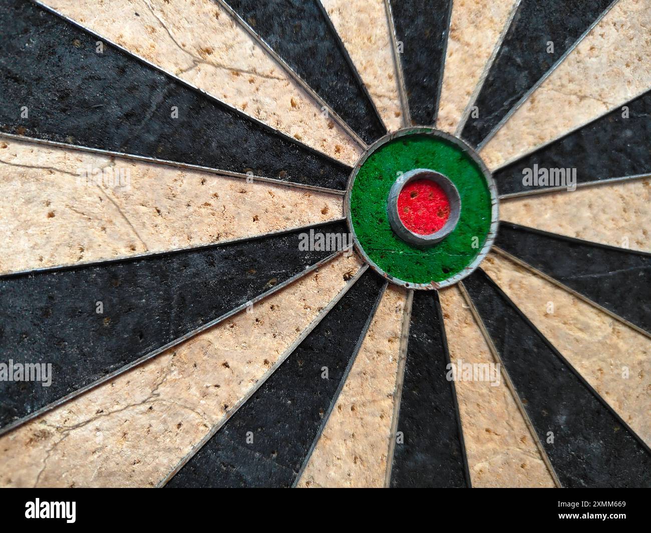 une fléchette a frappé un bullsyee sur un jeu de fléchettes. concept de sport d'intérieur, de planification, d'affaires et de succès Banque D'Images