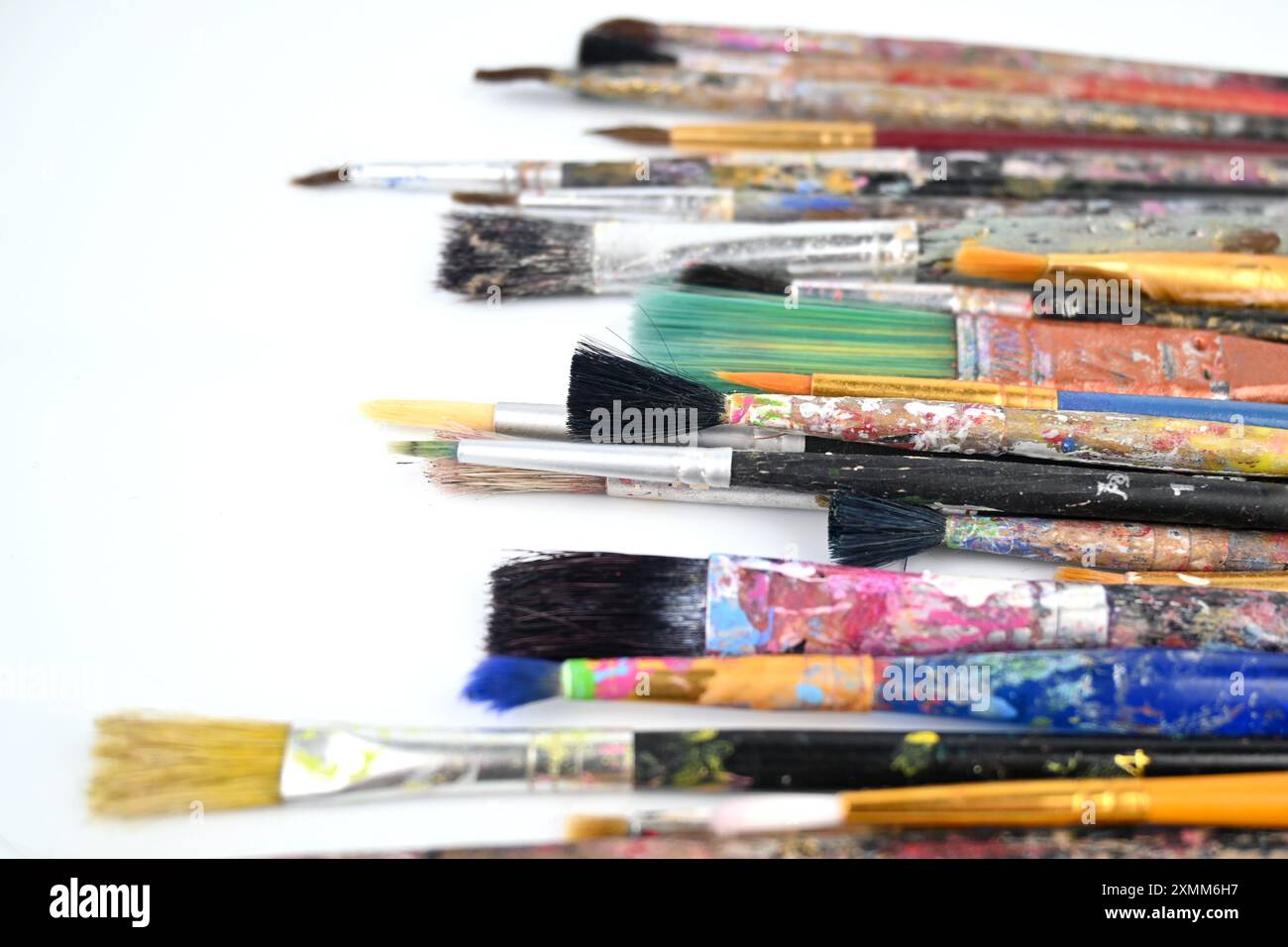 Pinceaux bien utilisés et recouverts de peinture – pays de Galles, Royaume-Uni – 19 juillet 2024 Banque D'Images