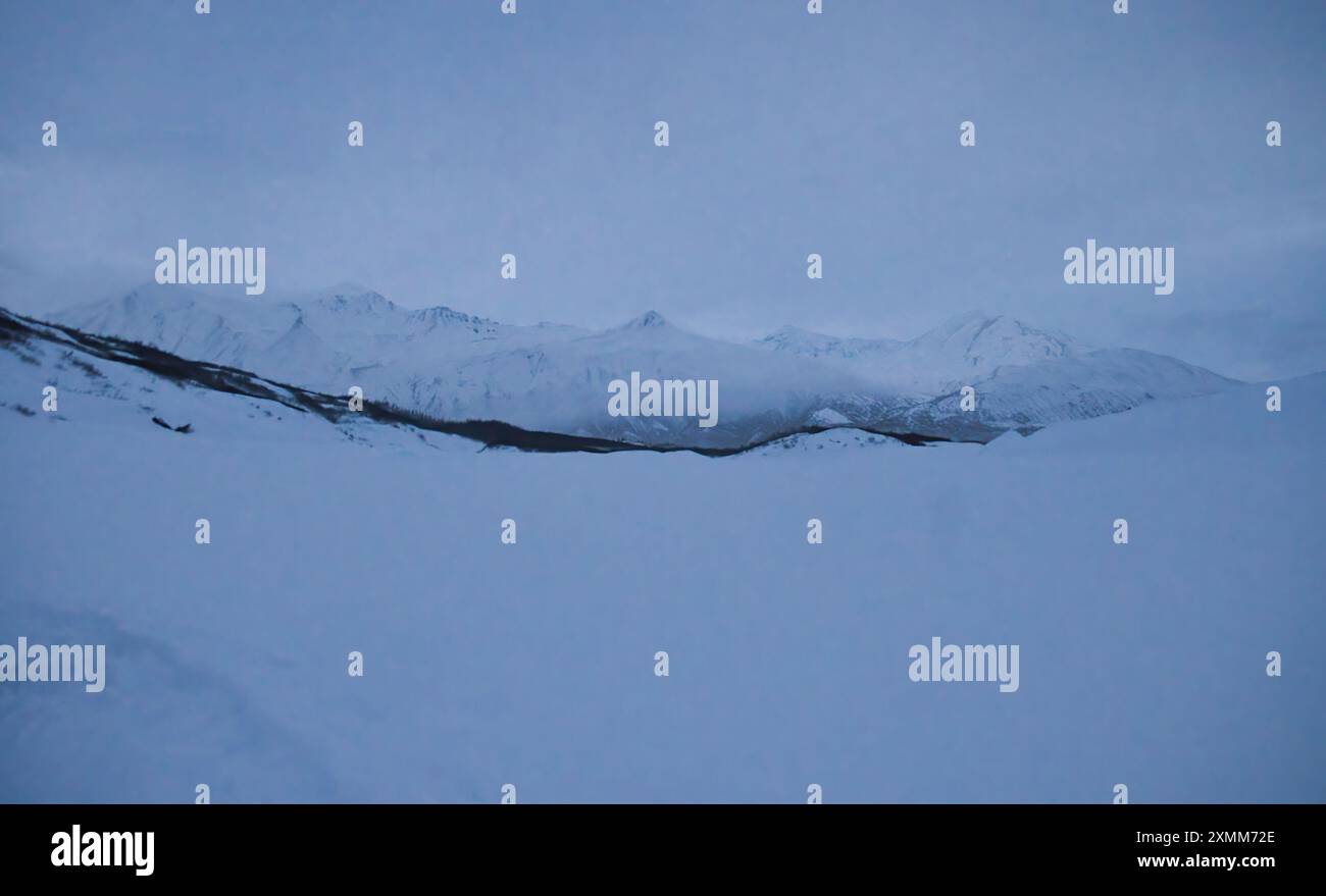 Montagnes en arrière-plan près de Castner Cave froide journée d'hiver. Banque D'Images