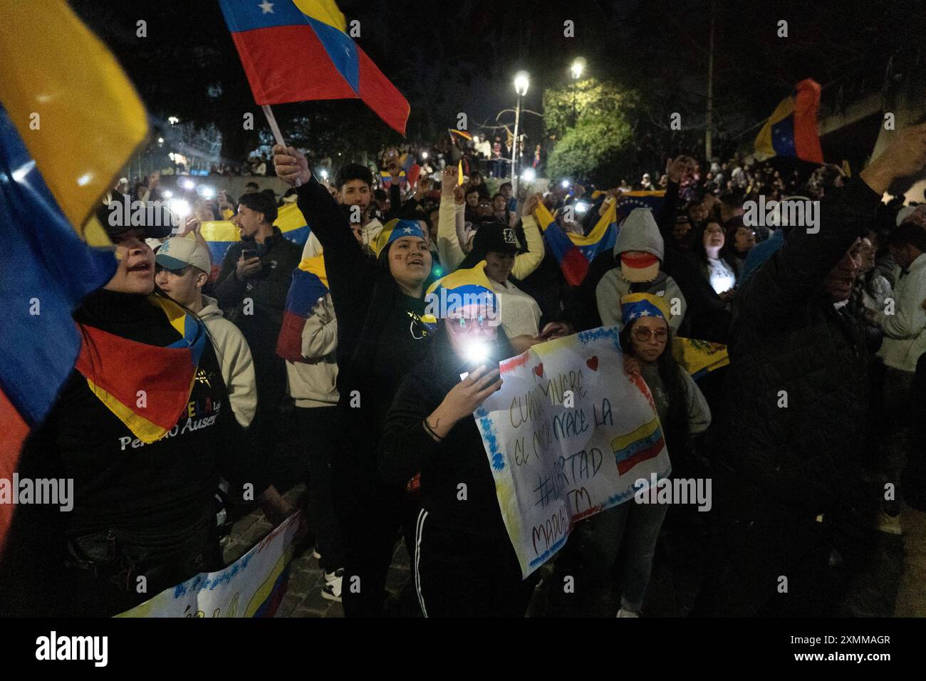 Santiago, Metropolitana, Chili. 28 juillet 2024. Les citoyens vénézuéliens opposés à Nicolas Maduro et favorables à Corina Machado et Edmundo Gonzalez attendent les résultats des élections présidentielles près de l'ambassade du Venezuela à Santiago, au Chili. (Crédit image : © Matias Basualdo/ZUMA Press Wire) USAGE ÉDITORIAL SEULEMENT! Non destiné à UN USAGE commercial ! Banque D'Images