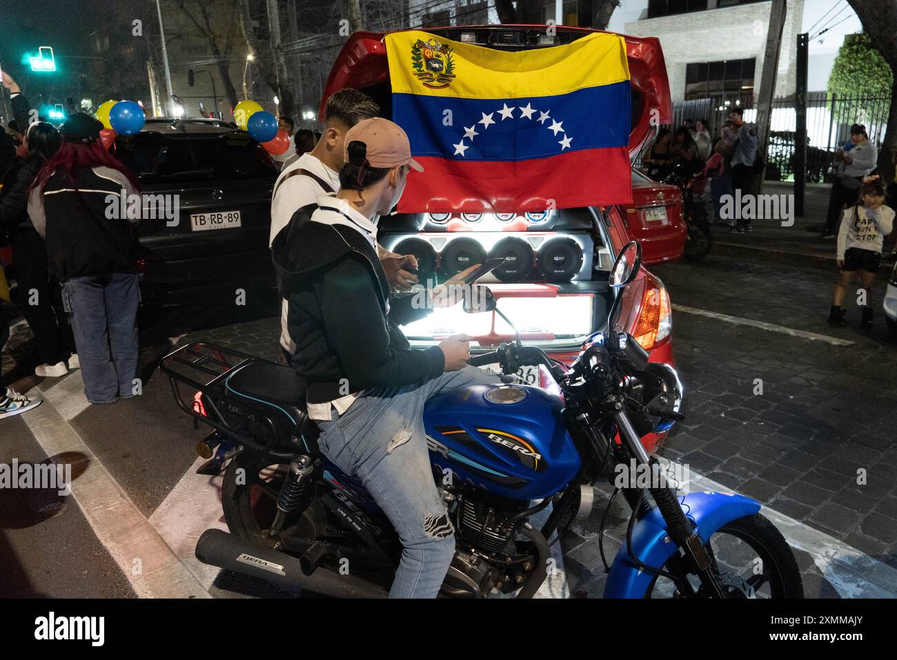 Santiago, Metropolitana, Chili. 28 juillet 2024. Les citoyens vénézuéliens opposés à Nicolas Maduro et favorables à Corina Machado et Edmundo Gonzalez attendent les résultats des élections présidentielles près de l'ambassade du Venezuela à Santiago, au Chili. (Crédit image : © Matias Basualdo/ZUMA Press Wire) USAGE ÉDITORIAL SEULEMENT! Non destiné à UN USAGE commercial ! Banque D'Images