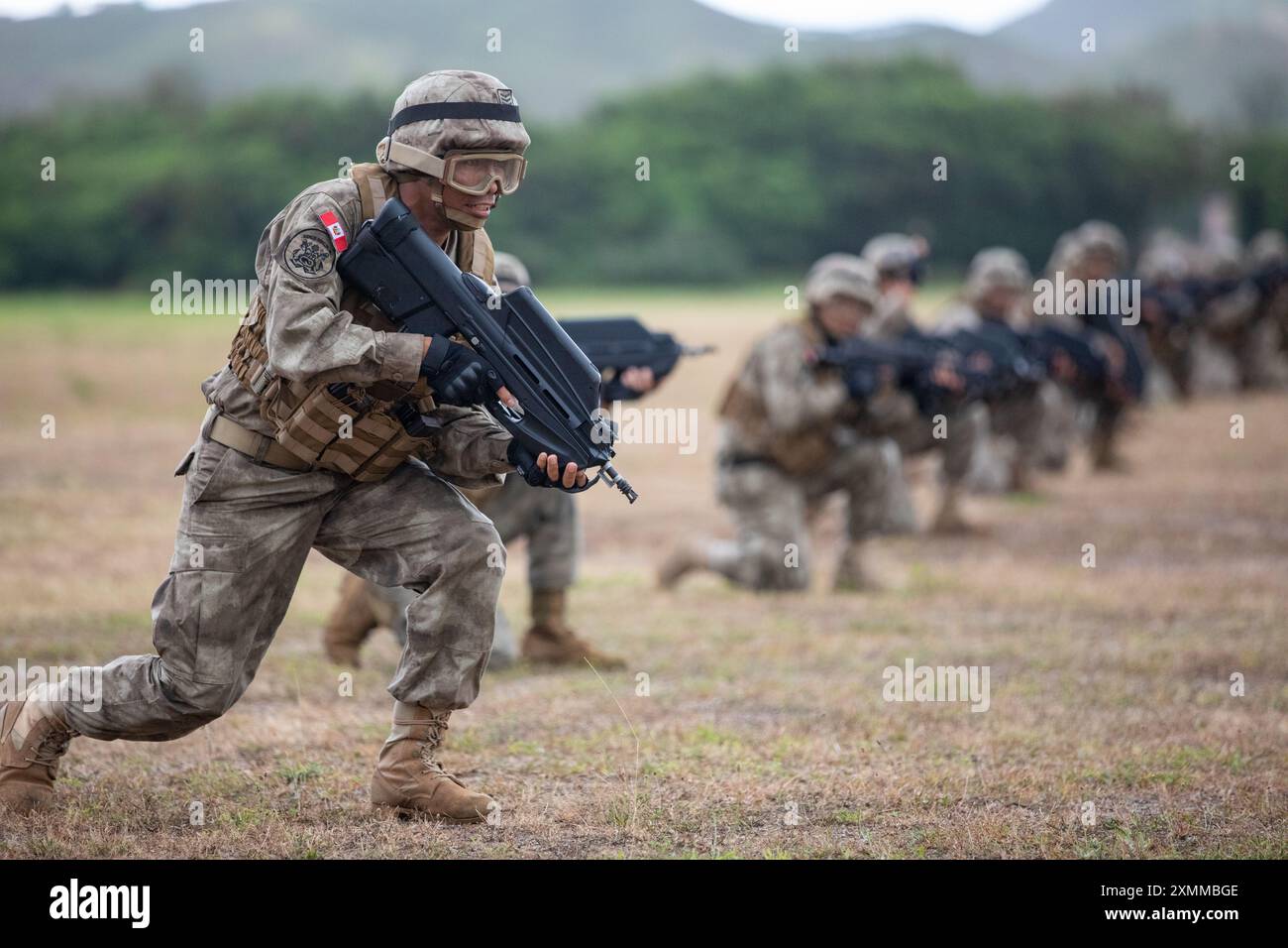 Les Marines péruviennes mènent une formation d'assaut aérien avec le corps des Marines des États-Unis et d'autres pays partenaires à la Marine corps Training Area Bellows, Hawaii, lors de l'exercice Rim of the Pacific (RIMPAC) 2024, juillet 25. Vingt-neuf pays, 40 navires de surface, trois sous-marins, 14 forces terrestres nationales, plus de 150 avions et 25 000 membres du personnel participent au RIMPAC dans et autour des îles Hawaï, du 27 juin au 1er août. Le RIMPAC, le plus grand exercice maritime international au monde, offre une occasion de formation unique tout en favorisant et en soutenant les relations de coopération entre les participants essentielles à l'ENS Banque D'Images