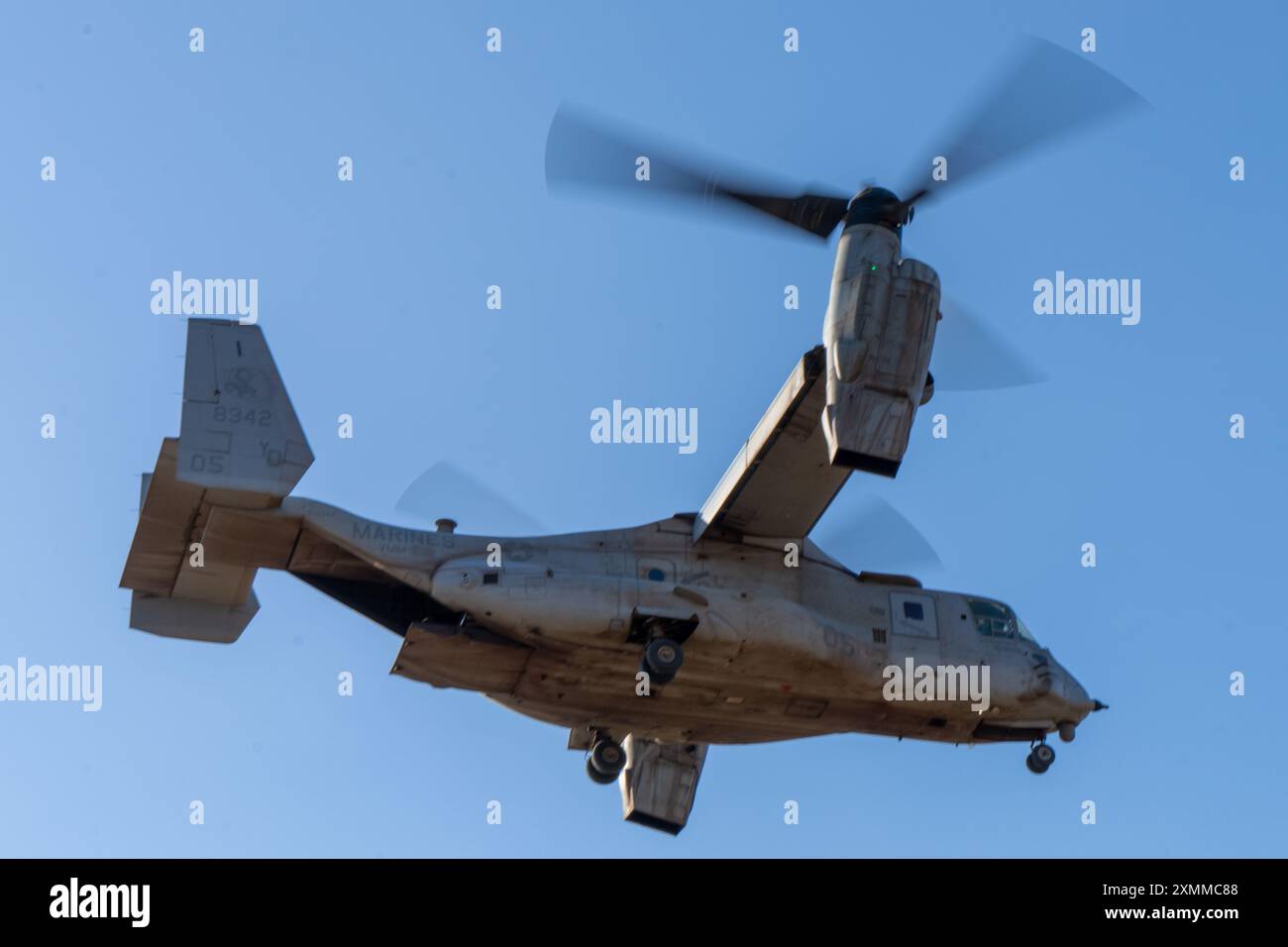 U.S. Marines avec Marine Medium Tiltrotor Squadron 268 (renforcé), Marine Rotational Force – Darwin 24.3, décollage dans un MV-22B Osprey aux côtés de pilotes de la Marine italienne dans un hélicoptère NH-90 pour une formation bilatérale dans le cadre d'une sortie d'entraînement pendant l'exercice Pitch Black 24 à Mount Bundey Training Area, territoire du Nord, Australie, 22 juillet 2024. L’exercice Pitch Black 24 est le plus important des 43 ans d’histoire de l’exercice et rassemble 20 pays participants, plus de 140 avions du monde entier et plus de 4 000 membres du personnel. Exercise Pitch Black 24 permet à MRF-d 24.3 Aviation combat Element, VM Banque D'Images