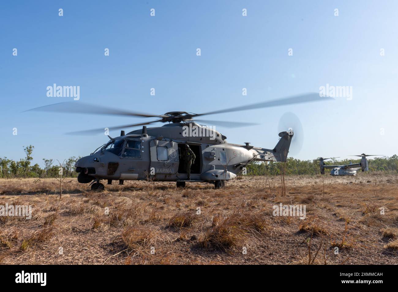 Les pilotes de la marine italienne se préparent au décollage dans un hélicoptère NH-90 aux côtés des Marines américains avec Marine Medium Tiltrotor Squadron 268 (renforcé), Marine Rotational Force – Darwin 24.3, dans un MV-22B Osprey en préparation d'une formation bilatérale dans le cadre d'une sortie d'entraînement pendant l'exercice Pitch Black 24 à Mount Bundey Training Area, territoire du Nord, Australie, le 22 juillet 2024. L’exercice Pitch Black 24 est le plus important des 43 ans d’histoire de l’exercice et rassemble 20 pays participants, plus de 140 avions du monde entier et plus de 4 000 membres du personnel. L'emplacement d'exercice Black 24 permet les MRF-d 24.3 Banque D'Images