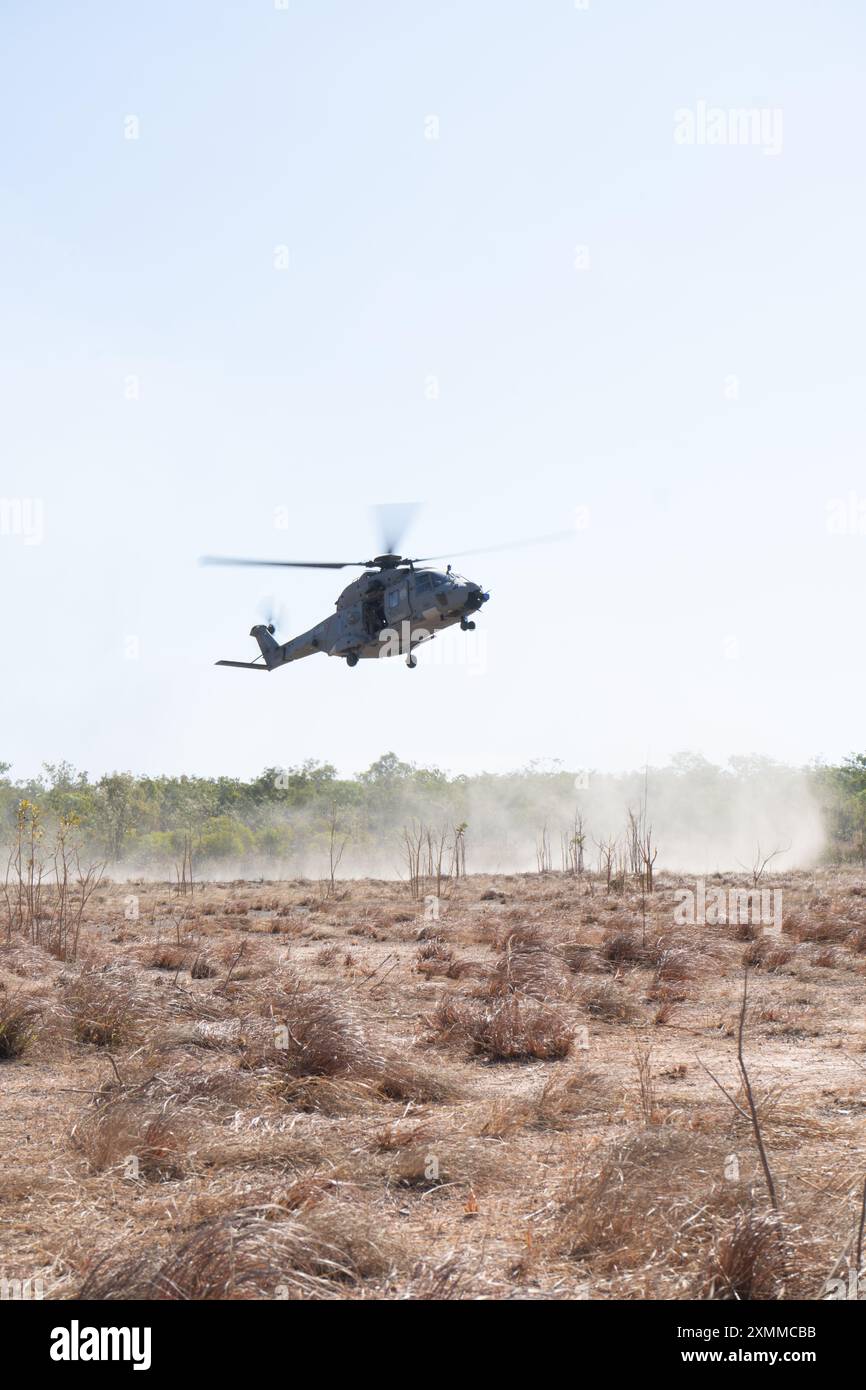 Les pilotes de la marine italienne se préparent à atterrir un hélicoptère NH-90 pour une formation bilatérale dans le cadre d'une sortie d'entraînement pendant l'exercice Pitch Black 24 à Mount Bundey Training Area, territoire du Nord, Australie, le 22 juillet 2024. L’exercice Pitch Black 24 est le plus important des 43 ans d’histoire de l’exercice et rassemble 20 pays participants, plus de 140 avions du monde entier et plus de 4 000 membres du personnel. L'emplacement de l'exercice Black 24 permet à la Marine Rotational Force - l'élément de combat aérien de Darwin 24.3, Marine Medium Tiltrotor Squadron 268 (renforcé), d'intégrer les MV-22B Ospreys et les capacités de combat aérien Banque D'Images
