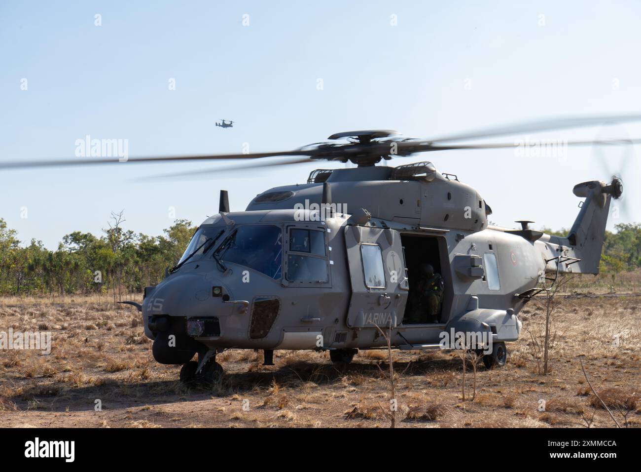 Pilotes de la marine italienne attendent dans un hélicoptère NH-90 pour les Marines américains avec Marine Medium Tiltrotor Squadron 268 (renforcé), Marine Rotational Force – Darwin 24.3, atterrir dans un MV-22B Osprey en préparation d'une formation bilatérale dans le cadre d'une sortie d'entraînement pendant l'exercice Pitch Black 24 à Mount Bundey Training Area, territoire du Nord, Australie, le 22 juillet 2024. L’exercice Pitch Black 24 est le plus important des 43 ans d’histoire de l’exercice et rassemble 20 pays participants, plus de 140 avions du monde entier et plus de 4 000 membres du personnel. Exercise Pitch Black 24 permet l'Aviation Comba de MRF-d 24.3 Banque D'Images