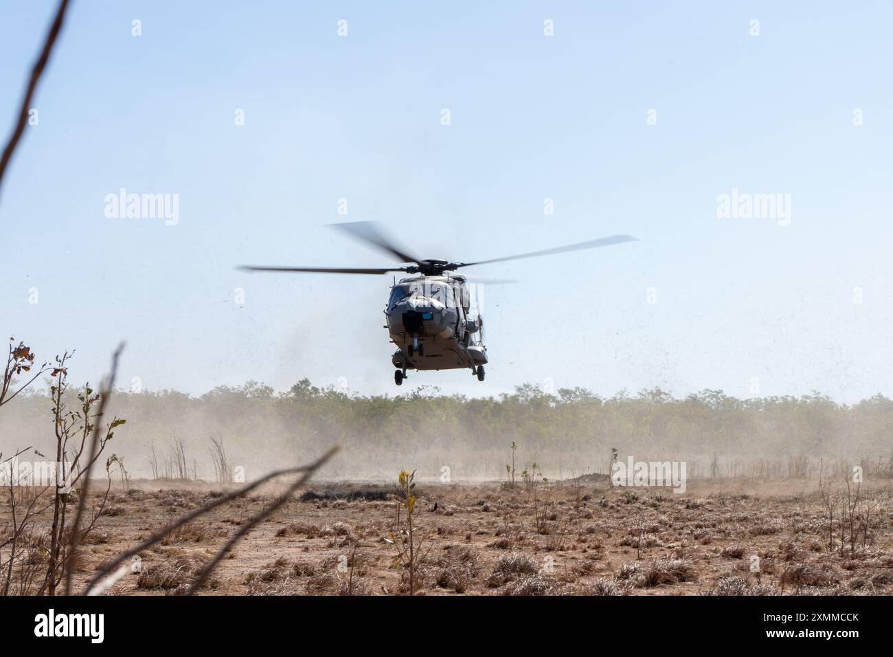 Les pilotes de la marine italienne décollent à bord d'un hélicoptère NH-90 pour une formation bilatérale dans le cadre d'une sortie d'entraînement pendant l'exercice Pitch Black 24 à Mount Bundey Training Area, territoire du Nord, Australie, le 22 juillet 2024. L’exercice Pitch Black 24 est le plus important des 43 ans d’histoire de l’exercice et rassemble 20 pays participants, plus de 140 avions du monde entier et plus de 4 000 membres du personnel. L'emplacement de l'exercice Black 24 permet à la Marine Rotational Force - l'élément de combat aérien de Darwin 24.3, Marine Medium Tiltrotor Squadron 268 (renforcé), d'intégrer les MV-22B Ospreys et les capacités de combat aérien dans A. Banque D'Images