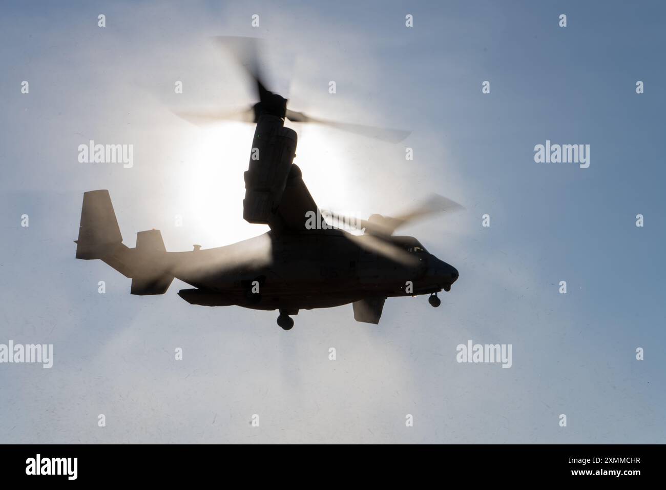 U.S. Marines avec Marine Medium Tiltrotor Squadron 268 (renforcé), Marine Rotational Force – Darwin 24.3, décollage dans un MV-22B Osprey aux côtés de pilotes de la Marine italienne dans un hélicoptère NH-90 pour une formation bilatérale dans le cadre d'une sortie d'entraînement pendant l'exercice Pitch Black 24 à Mount Bundey Training Area, territoire du Nord, Australie, 22 juillet 2024. L’exercice Pitch Black 24 est le plus important des 43 ans d’histoire de l’exercice et rassemble 20 pays participants, plus de 140 avions du monde entier et plus de 4 000 membres du personnel. Exercise Pitch Black 24 permet à MRF-d 24.3 Aviation combat Element, VM Banque D'Images