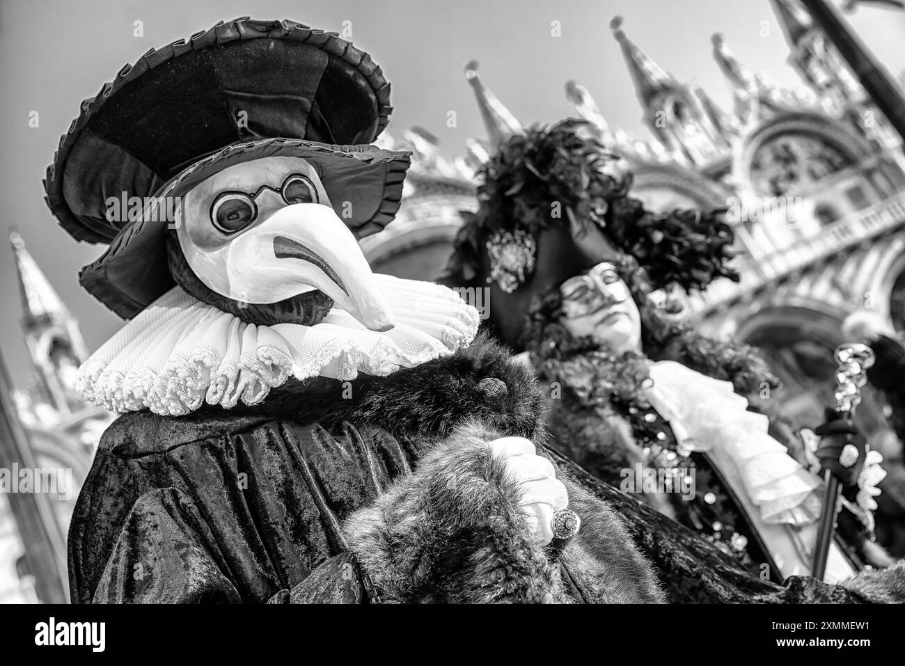 Venise, Italie - 11 février 2018 : des gens en costumes colorés au carnaval traditionnel Banque D'Images