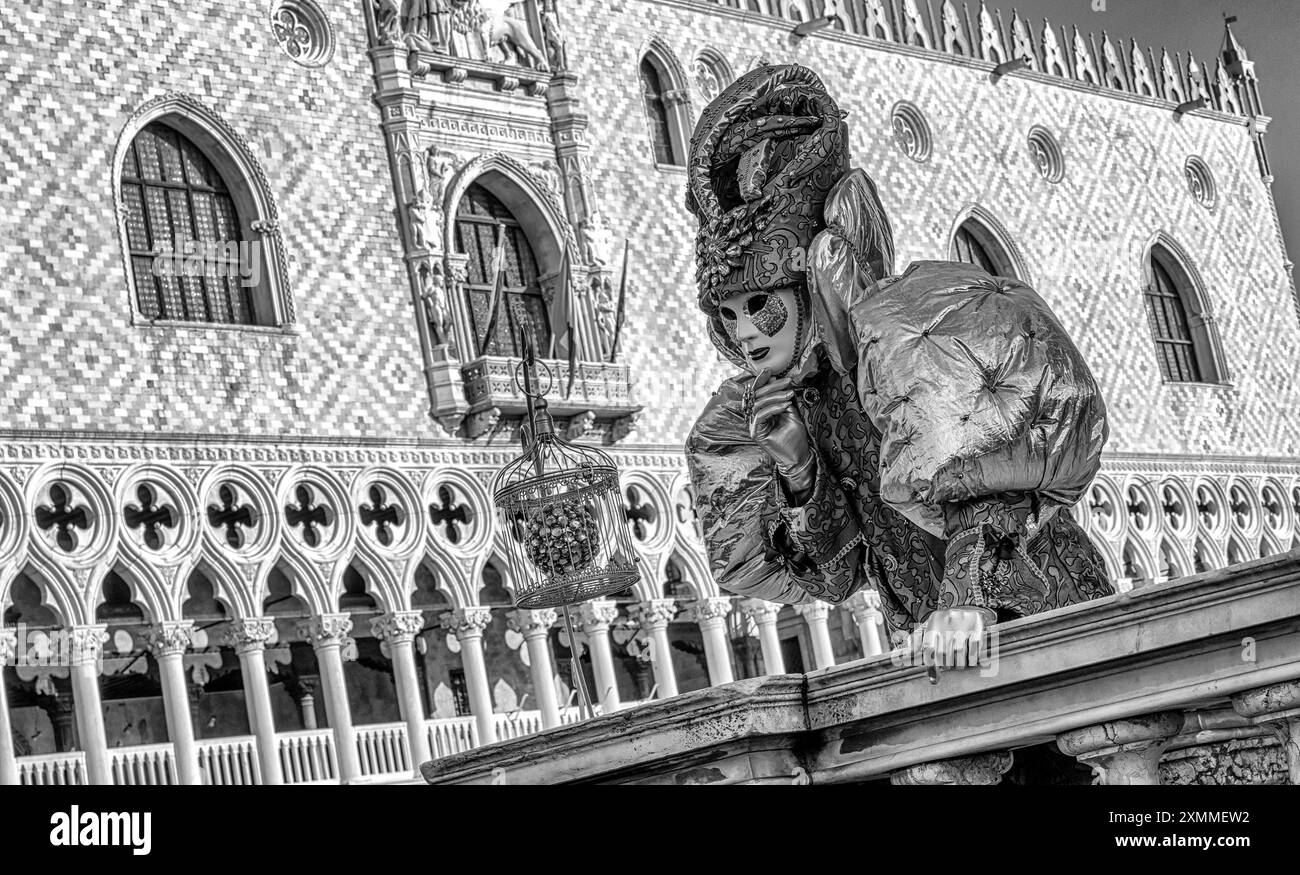 Venise, Italie - 11 février 2018 : personne en masque coloré au carnaval traditionnel et palais des Doges en arrière-plan Banque D'Images