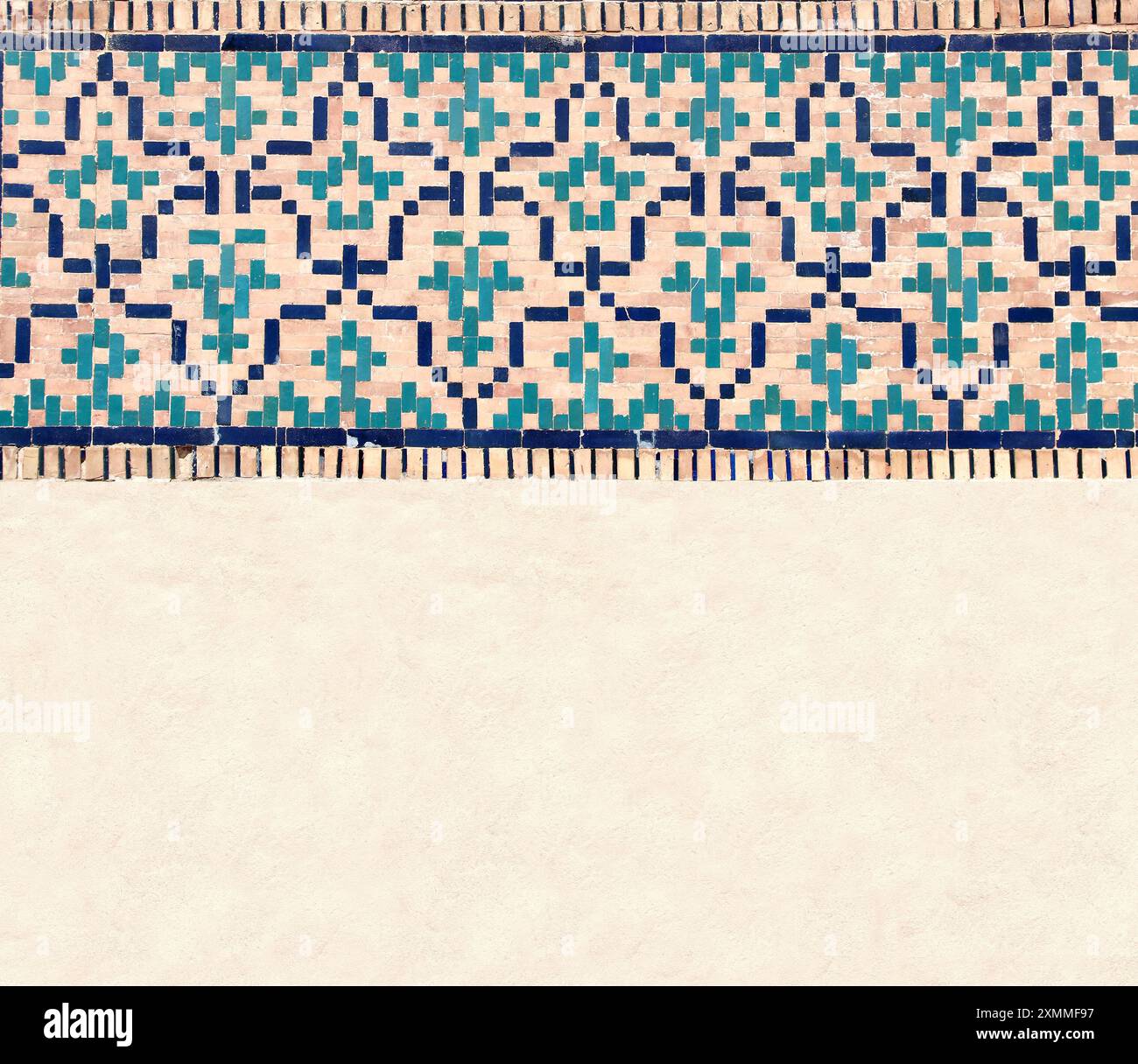 Détail du mur traditionnel en mosaïque persane avec ornement de tuiles. Fond horizontal ou vertical avec cadre en carreaux de céramique. Modèle de maquette. Copier l'espace Banque D'Images