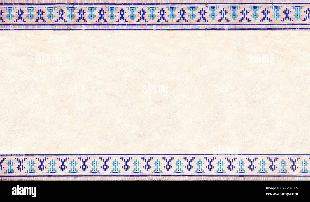 Détail du mur traditionnel en mosaïque persane avec ornement de tuiles. Fond horizontal ou vertical avec cadre en carreaux de céramique. Modèle de maquette. Copier l'espace Banque D'Images