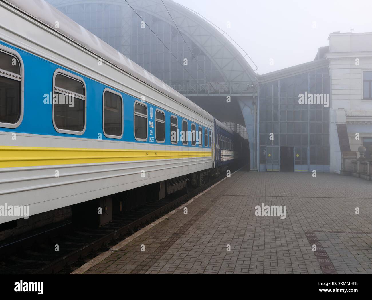 Lviv, Ukraine - 25 mars 2024 : arrivée du train à la gare de Lviv par un matin brumeux Banque D'Images