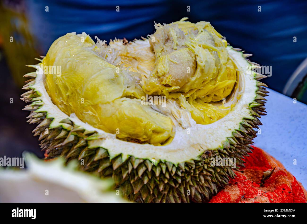 Gros plan de fruits de durian en vente dans un étal de marché à Penang, Malaisie. Banque D'Images