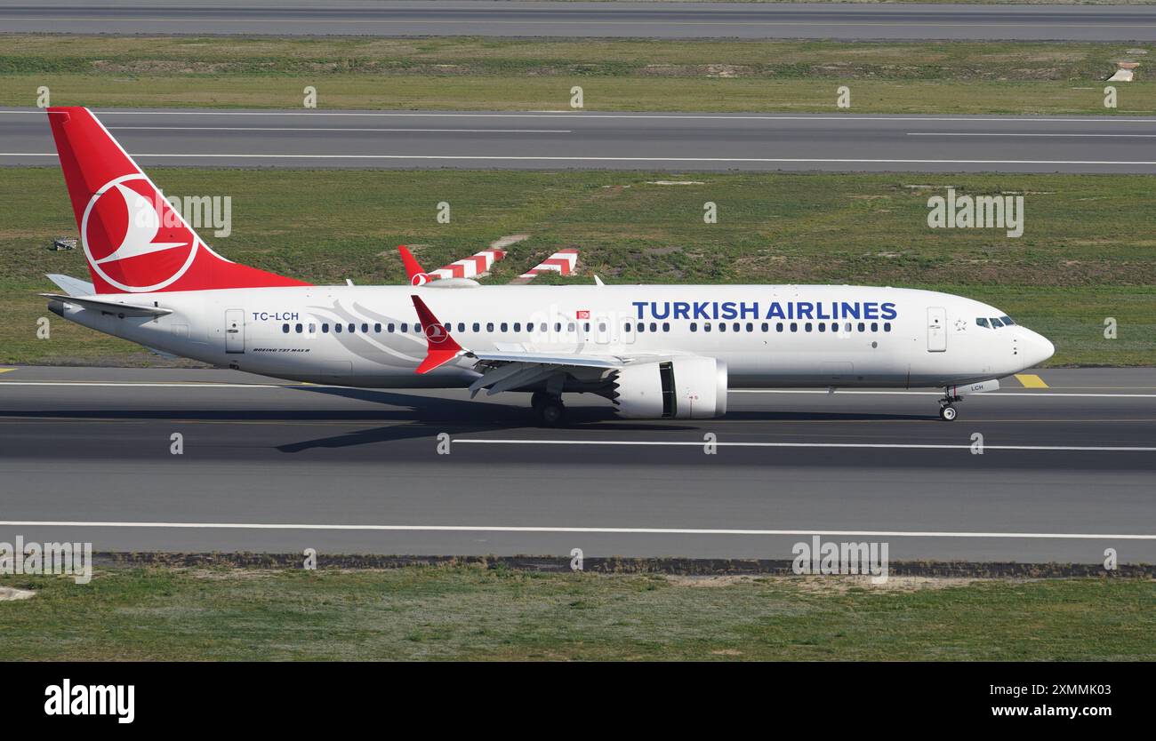 ISTANBUL, TURKIYE - 05 NOVEMBRE 2022 : le Boeing 737-8MAX (60040) de Turkish Airlines atterrit à l'aéroport international d'Istanbul Banque D'Images