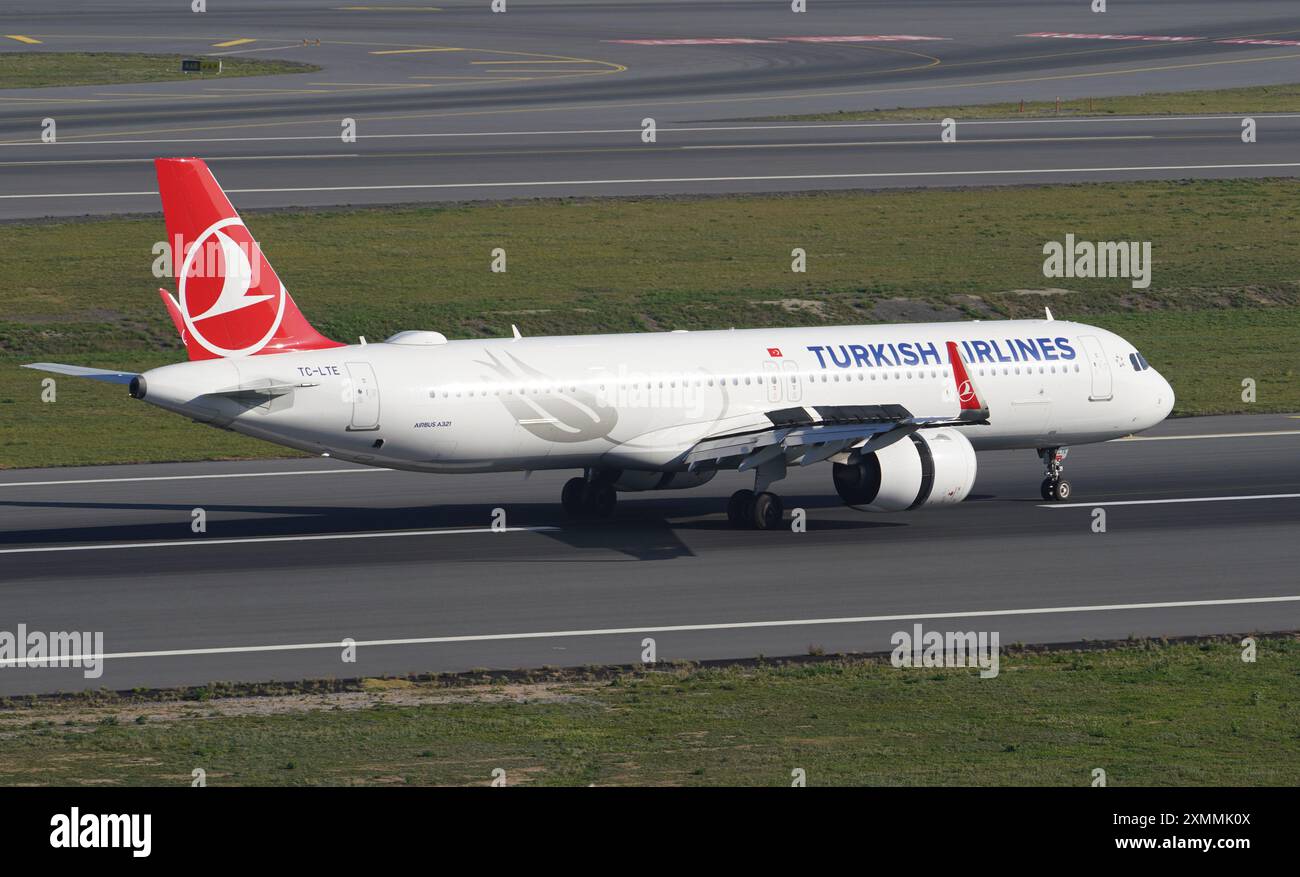 ISTANBUL, TURKIYE - 05 NOVEMBRE 2022 : l'Airbus A321-271NX (10259) de Turkish Airlines atterrit à l'aéroport international d'Istanbul Banque D'Images