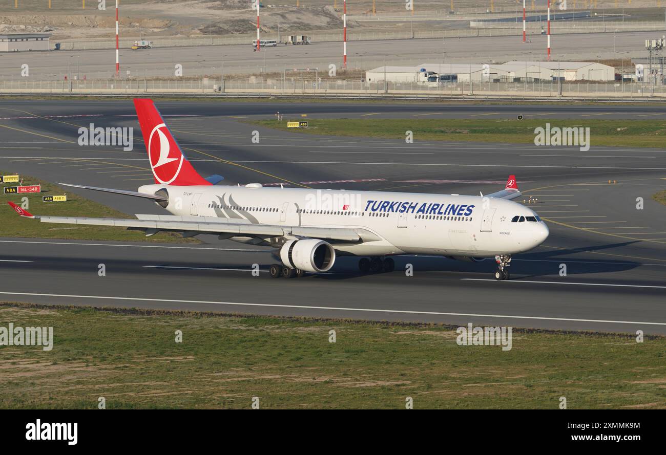 ISTANBUL, TURKIYE - 05 NOVEMBRE 2022 : l'Airbus A330-303 (1713) de Turkish Airlines atterrit à l'aéroport international d'Istanbul Banque D'Images