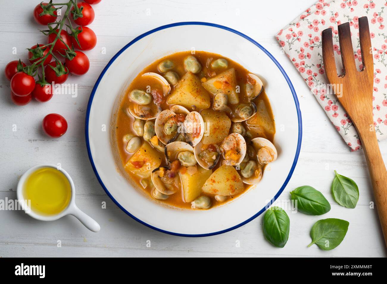 Ragoût de palourdes avec pommes de terre et haricots. Recette traditionnelle espagnole. Banque D'Images