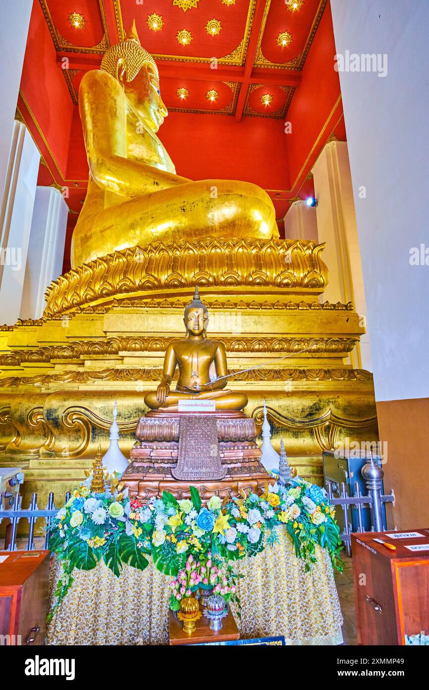 AYUTTHAYA, THAÏLANDE - 14 MAI 2019 : le grand Bouddha du Seigneur d'or dans le temple Wihan Phra Mongkhon Bophit, le 14 mai à Ayutthaya, Thaïlande Banque D'Images