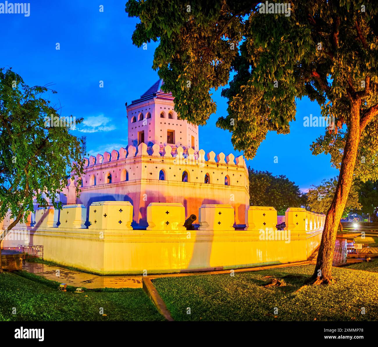 Fort historique de Phra Sumen dans le parc Santichaiprakarn la nuit, Bangkok, Thaïlande Banque D'Images