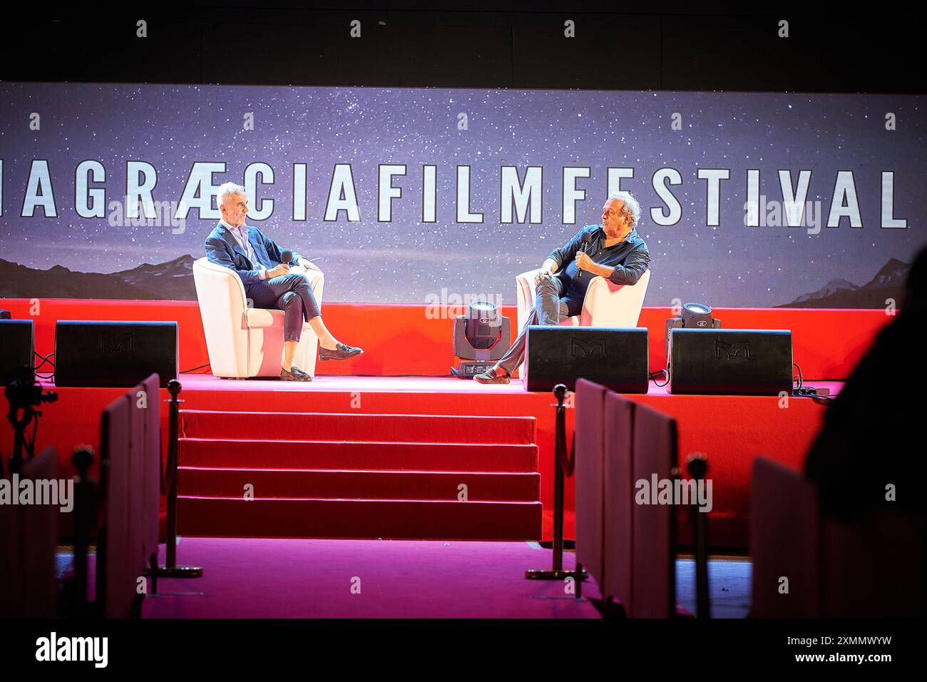 Zone porto Catanzaro, Catanzaro, Italie, 28 juillet 2024, Michel Platini Converse avec Federico Buffa au Magna Grecia film Festival pendant Michel Plati Banque D'Images