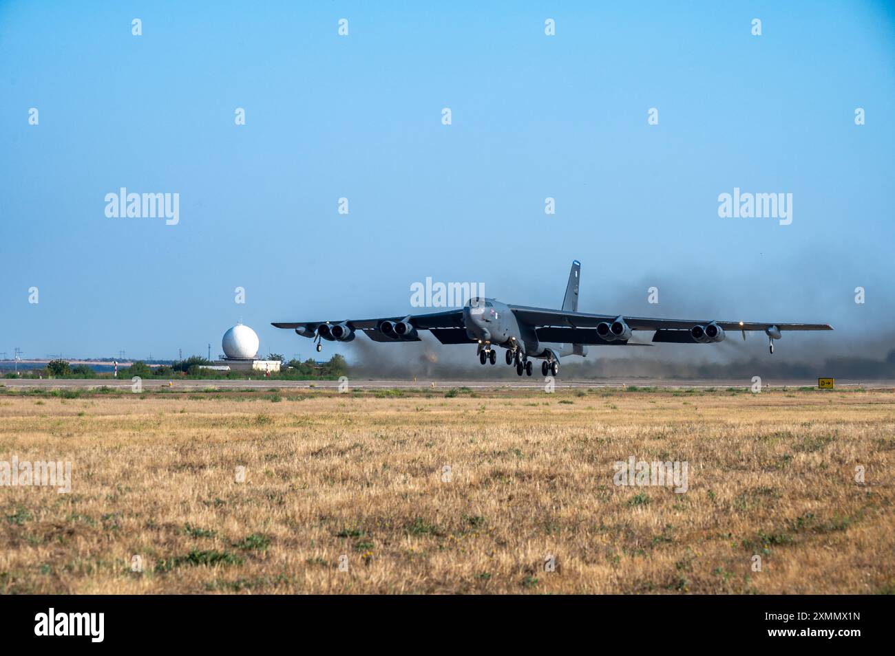 Un B-52H Stratofortress du 20th Bomb Squadron, Barksdale Air Force base, La., décolle de Mihail Kogălniceanu Air base, Roumanie, dans le cadre de Bo Banque D'Images