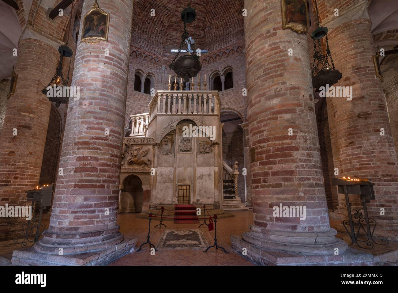 Intérieur de l'église du Saint-Sépulcre, complexe Santo Stefano, Bologne, Italie Banque D'Images