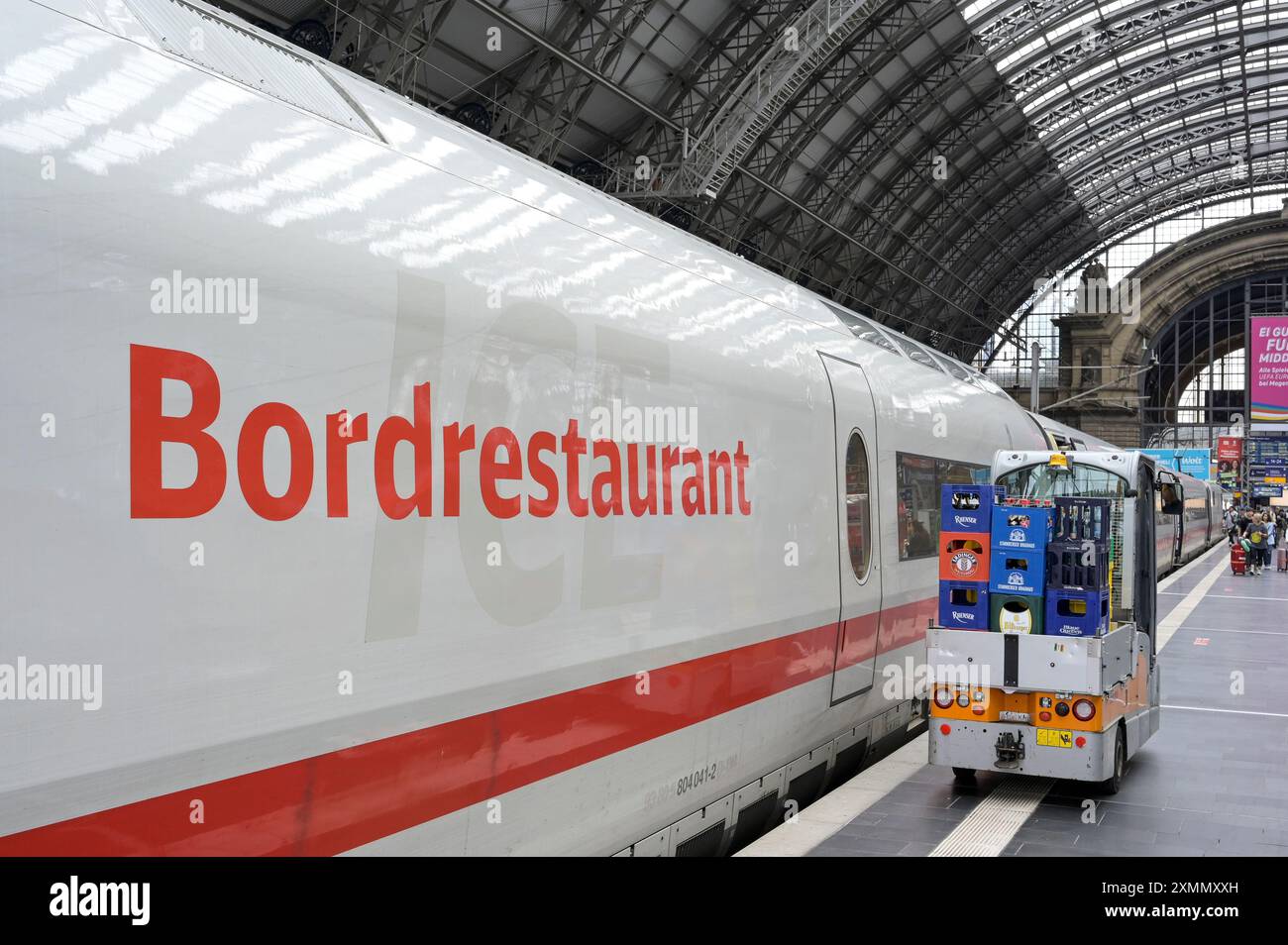 ALLEMAGNE, Francfort, Gare centrale, ICE Intercity fast train / DEUTSCHLAND, Francfort, Hauptbahnhof, ICE Intercity, Anliefrung für Bordrestaurant Banque D'Images