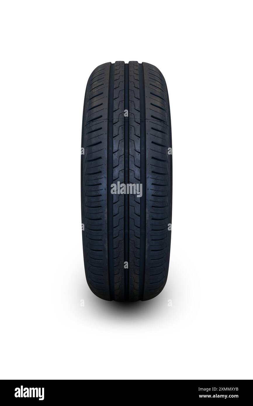 Groupe de roues de route sur fond blanc. Concept de voiture de conduite. Idéal pour les thèmes liés à l'automobile et aux pneus. Banque D'Images
