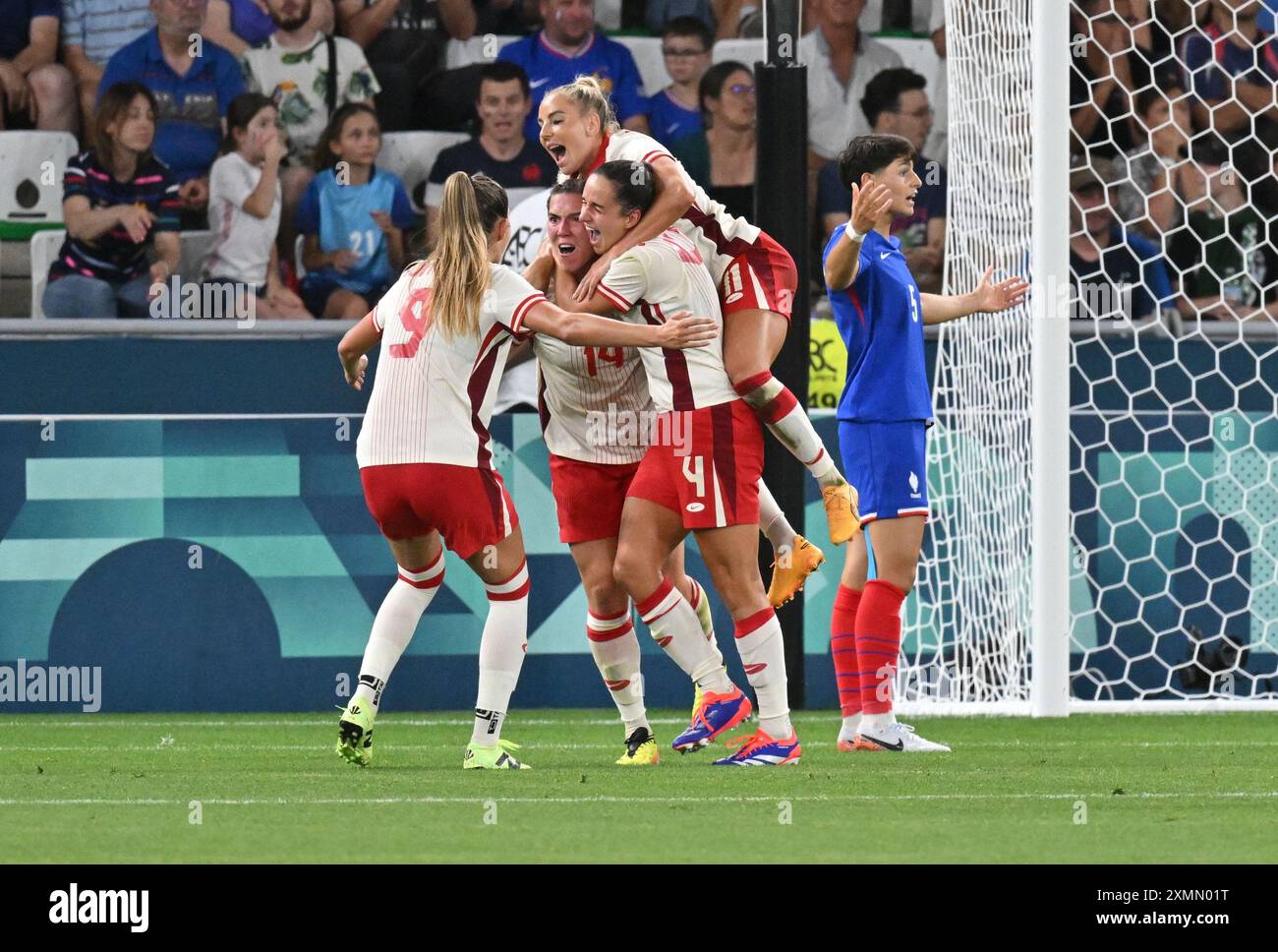 Saint Etienne, France. 28 juillet 2024. Vanessa Gilles (14 ans) du Canada célèbre son but avec ses coéquipières, Football, Groupe féminin A entre la France et le Canada lors des Jeux Olympiques de Paris 2024 le 28 juillet 2024 au stade Geoffroy-Guichard à Saint-Etienne, France - photo Frédéric Chambert/Panoramic/DPPI crédit média : DPPI Media/Alamy Live News Banque D'Images