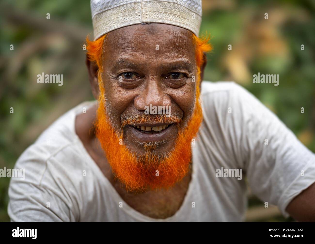 Portrait d'un homme bangladais avec une barbe teinte au henné, Chittagong Division, Chittagong, Bangladesh Banque D'Images